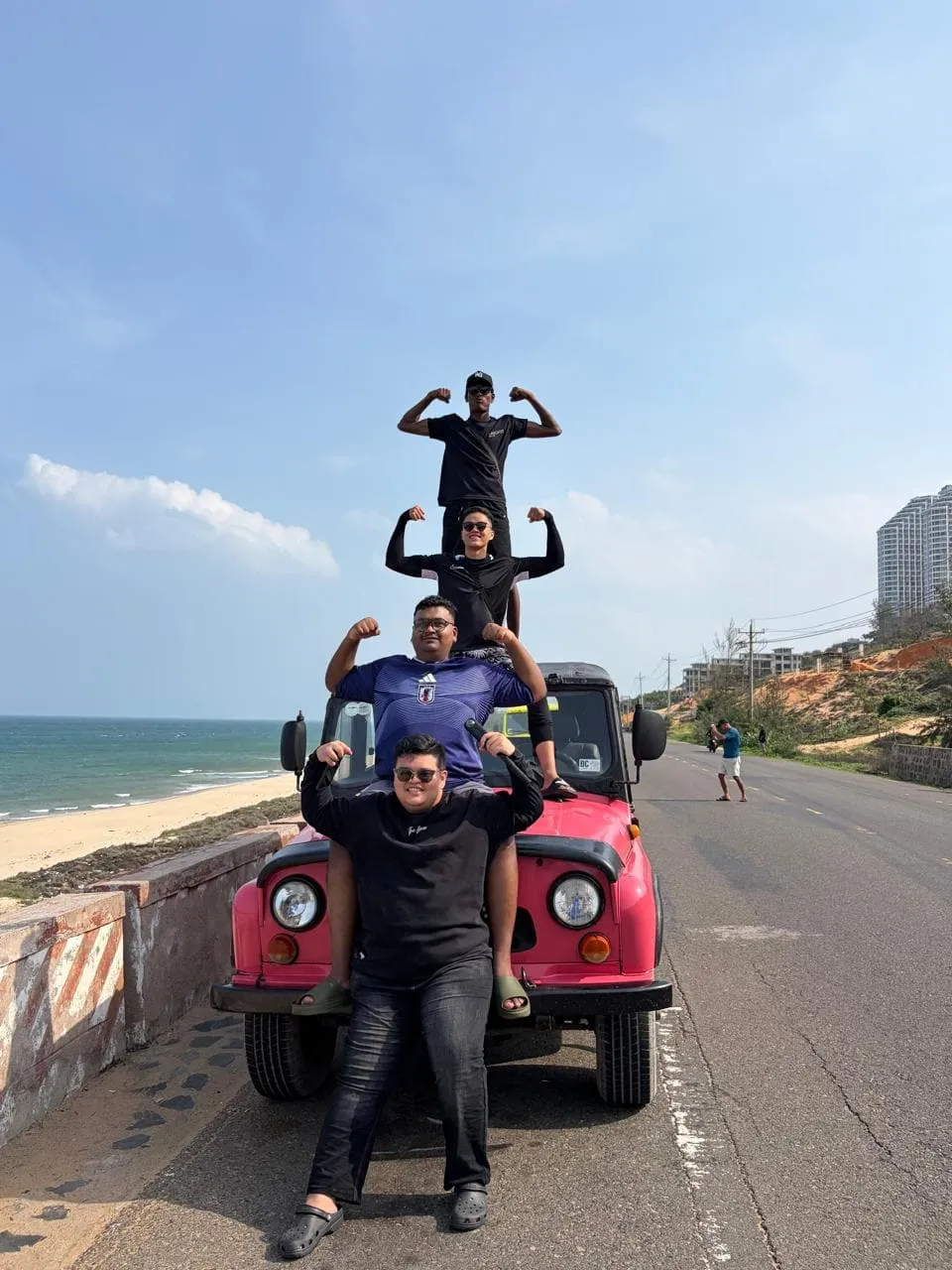 Tư thế phiêu lưu năng động trên mui xe Jeep mui trần bên bờ biển